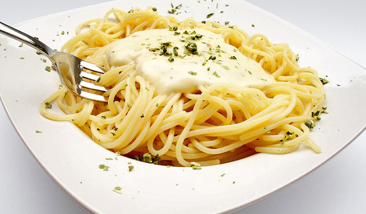 Spaghetele cu smântână, rețeta ideală pentru prânz sau cină