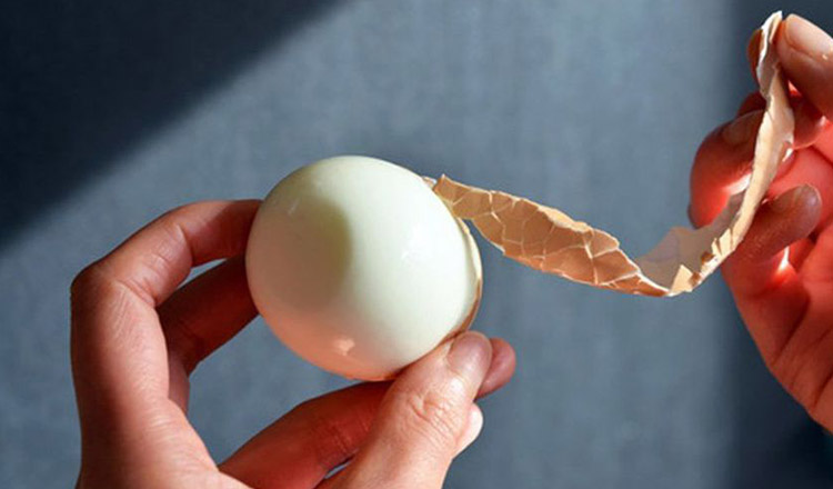 Ingredientul care face ca ouăle fierte să se decojească foarte repede și ușor